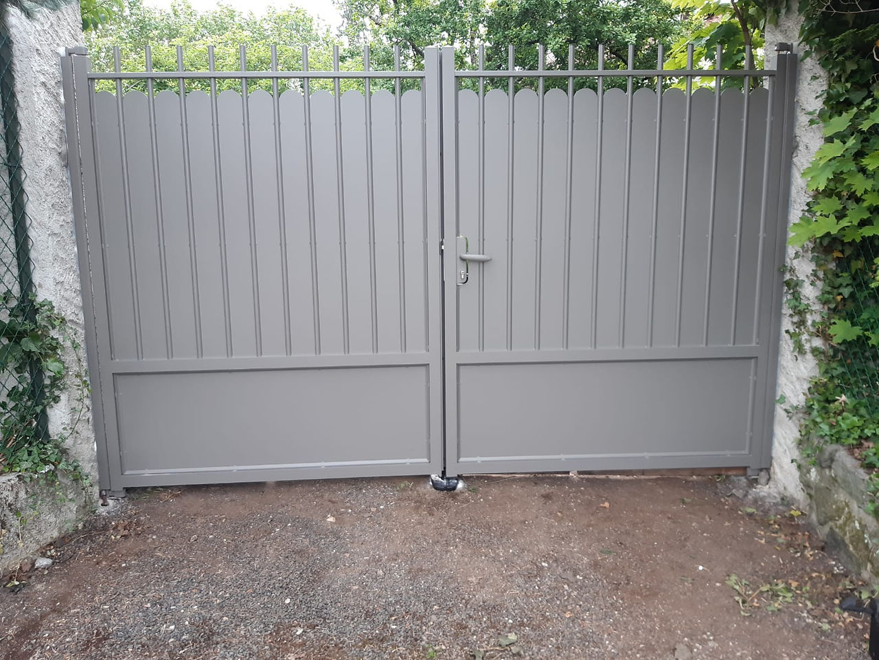 Pose d'un portail en aluminium