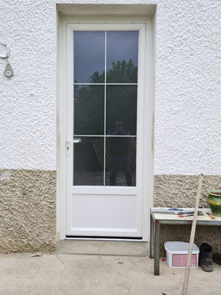 Pose d'une porte d'entrée en PVC