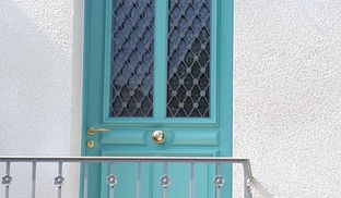 Portes d’entrées bois avec laquage spécial et fer forgé