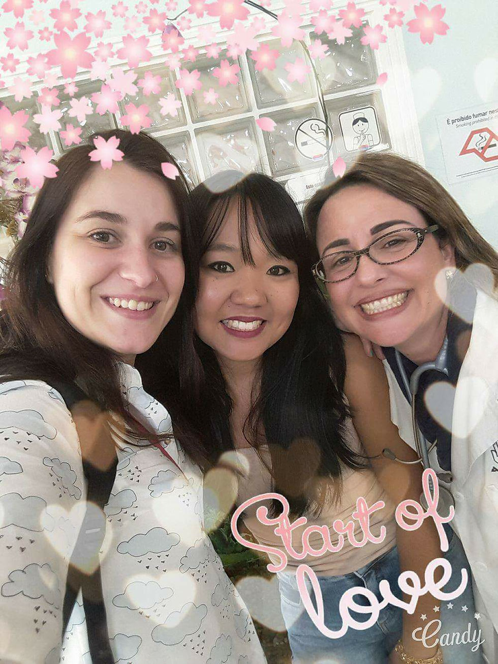 Para cego ver: três moças bonitas sorrindo. Uma morena, uma japonesa e uma médica. Imagem relacionada ao dia do médico.