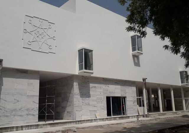 White exterior marble finish and Lime plaster exteriors have Jain graphics inlay and glass jharokhas cantilevered from the building facade in Museum