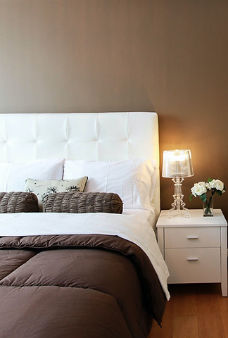 white-bed-next-to-white-accent-table-903