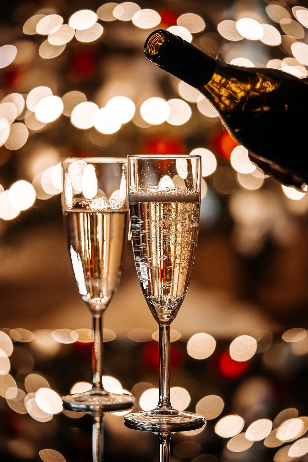 pouring-champagne-during-new-years-eve-with-bokeh-free-photo