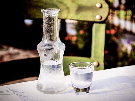 Dünya Çapında Rakıya Benzer İçecekler: Ouzo, Arak ve Daha Fazlası