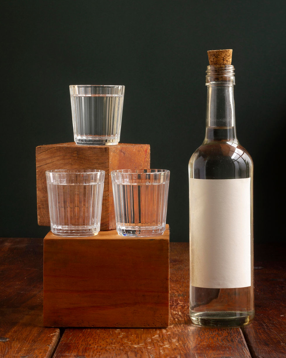 bir şişe mezcal ve üç kadeh