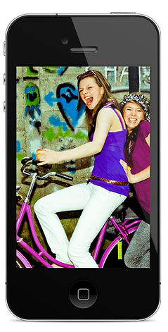 自転車の女の子を持つスマートフォン