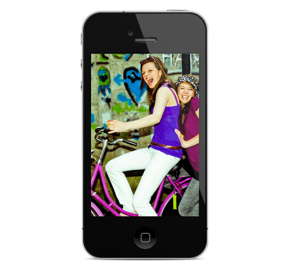 自転車の女の子を持つスマートフォン