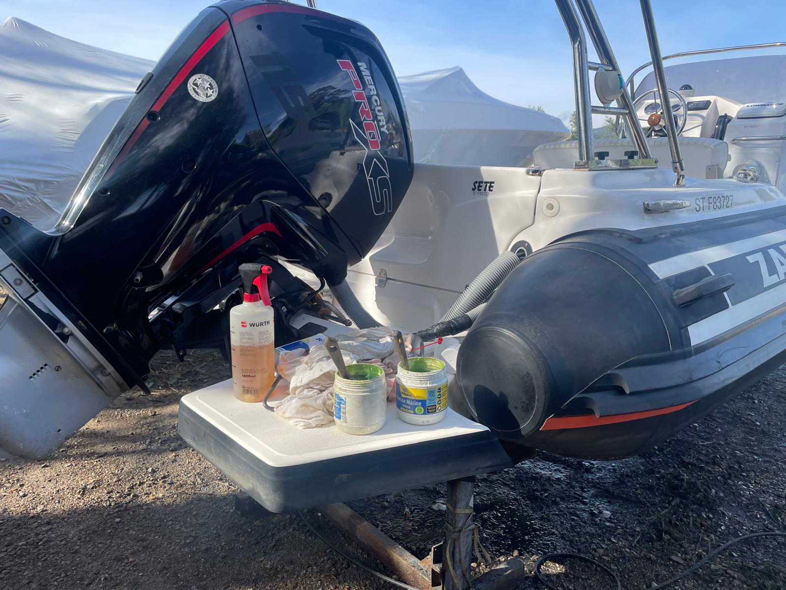 technicien réalisant un entretien moteur de bateau