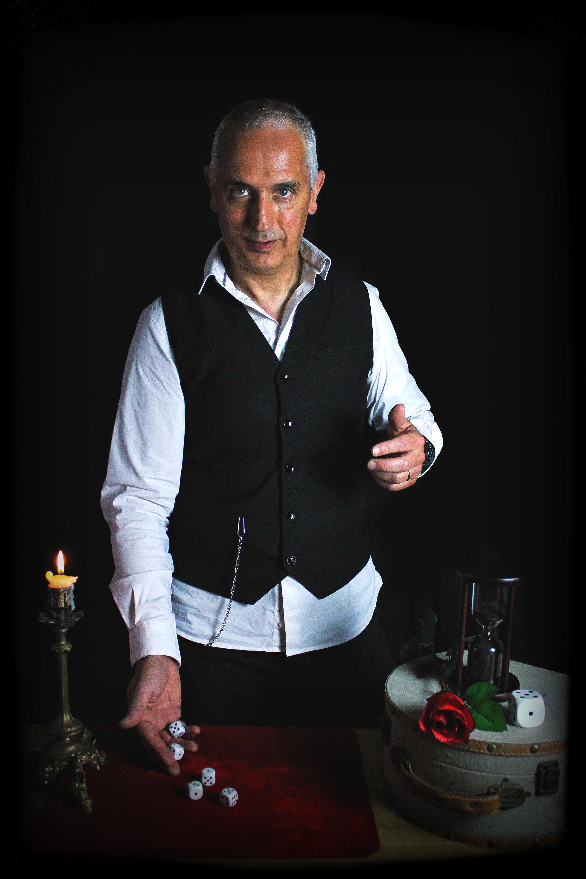 Magicien breton mêlant tradition celtique et magie contemporaine