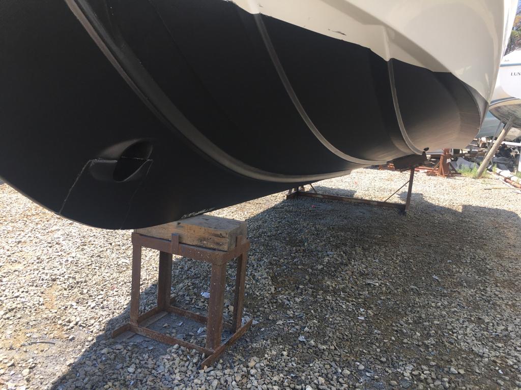 peinture antifouling sur coque de bateau