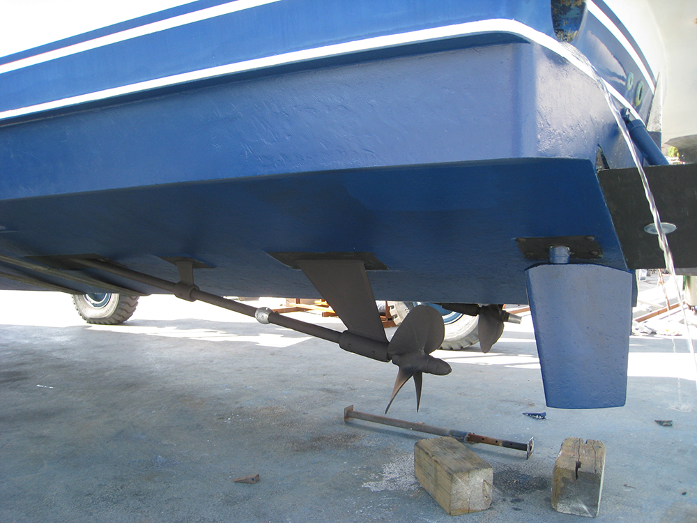 peinture antifouling sur coque de bateau