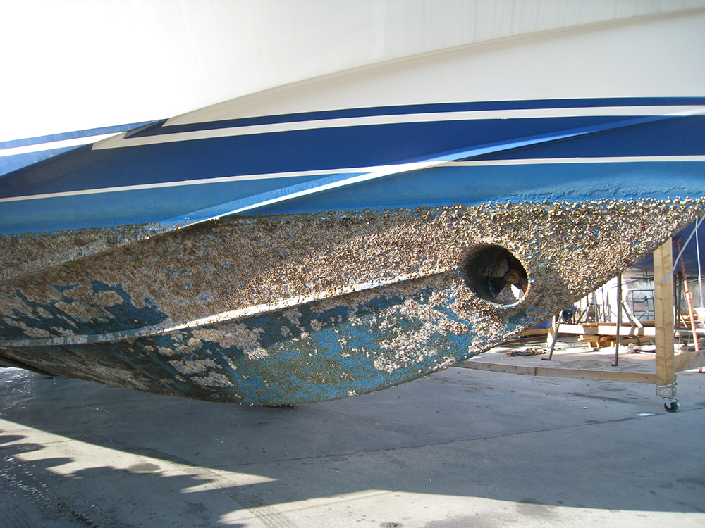 peinture antifouling sur coque de bateau