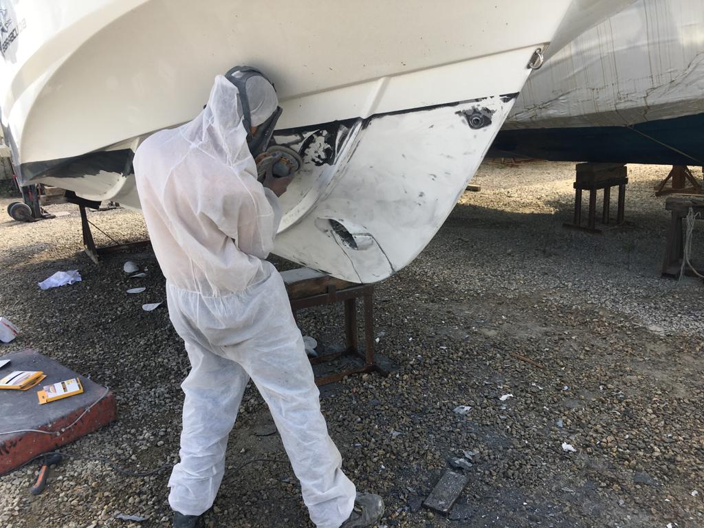peinture antifouling sur coque de bateau