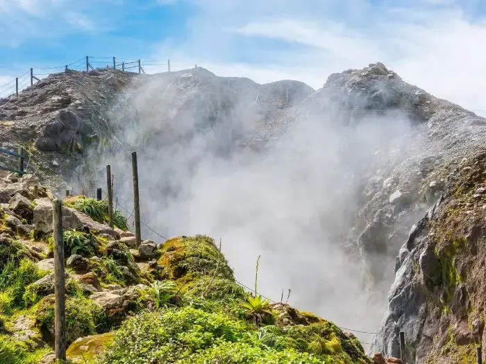 Découvrez la randonnée La Soufrière en Guadeloupe avec Akwaform Randonnées. Une aventure sur un volcan actif offrant des vues