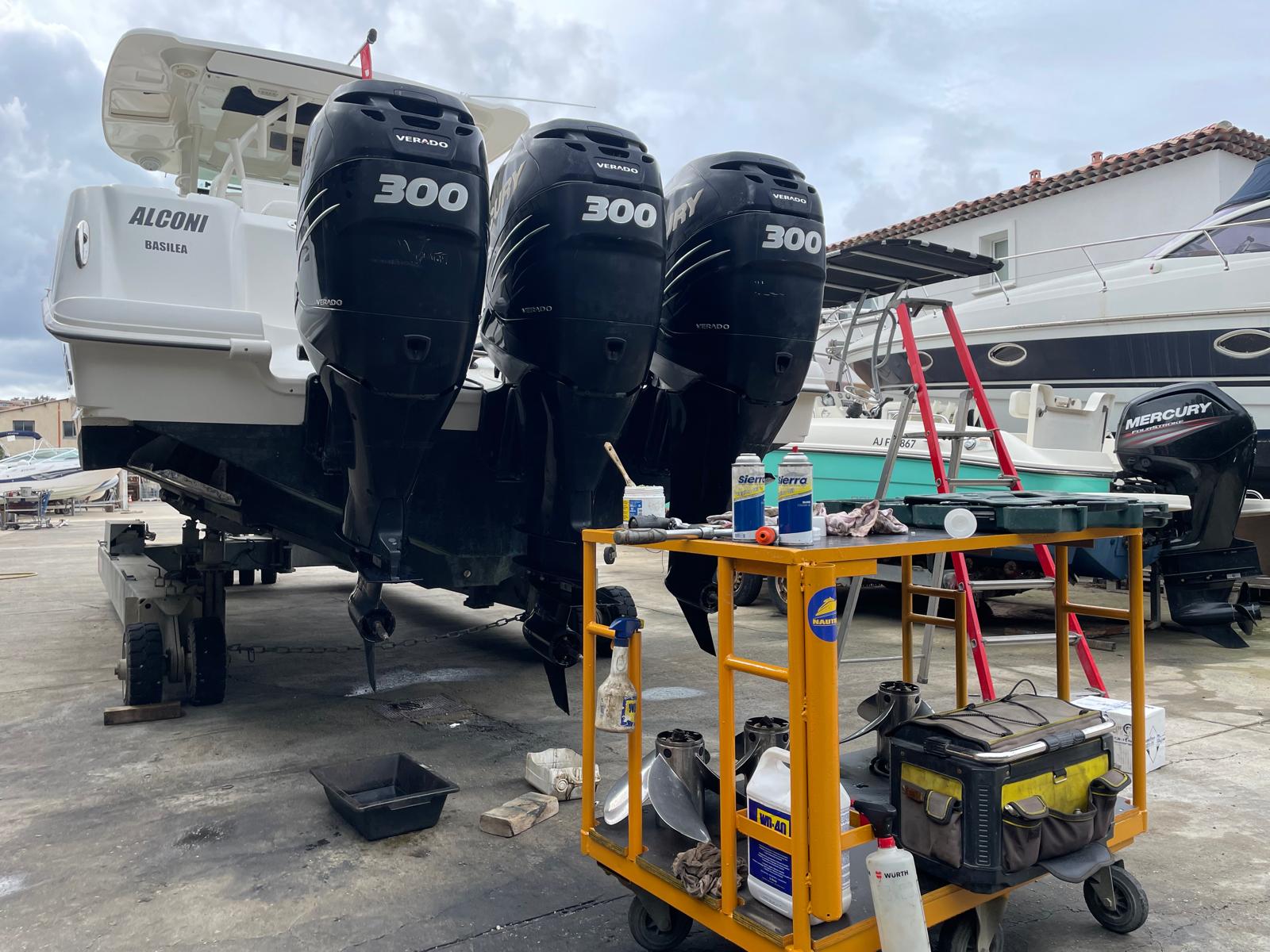 technicien réalisant un entretien moteur de bateau