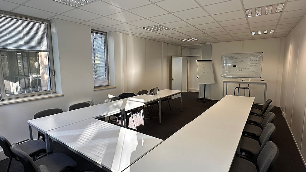 Vue intérieure d’une salle de réunion lumineuse pour 16 personnes avec WiFi haut débit