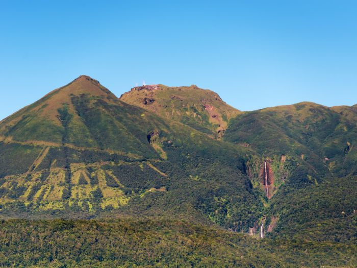 Découvrez la randonnée La Soufrière en Guadeloupe avec Akwaform Randonnées. Une aventure sur un volcan actif offrant des vues
