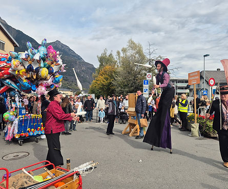 déambulation d'échassiers, jongleur, bulles de savon, musique, compagnie les lutiks, lot et garonne, nouvelle aquitaine