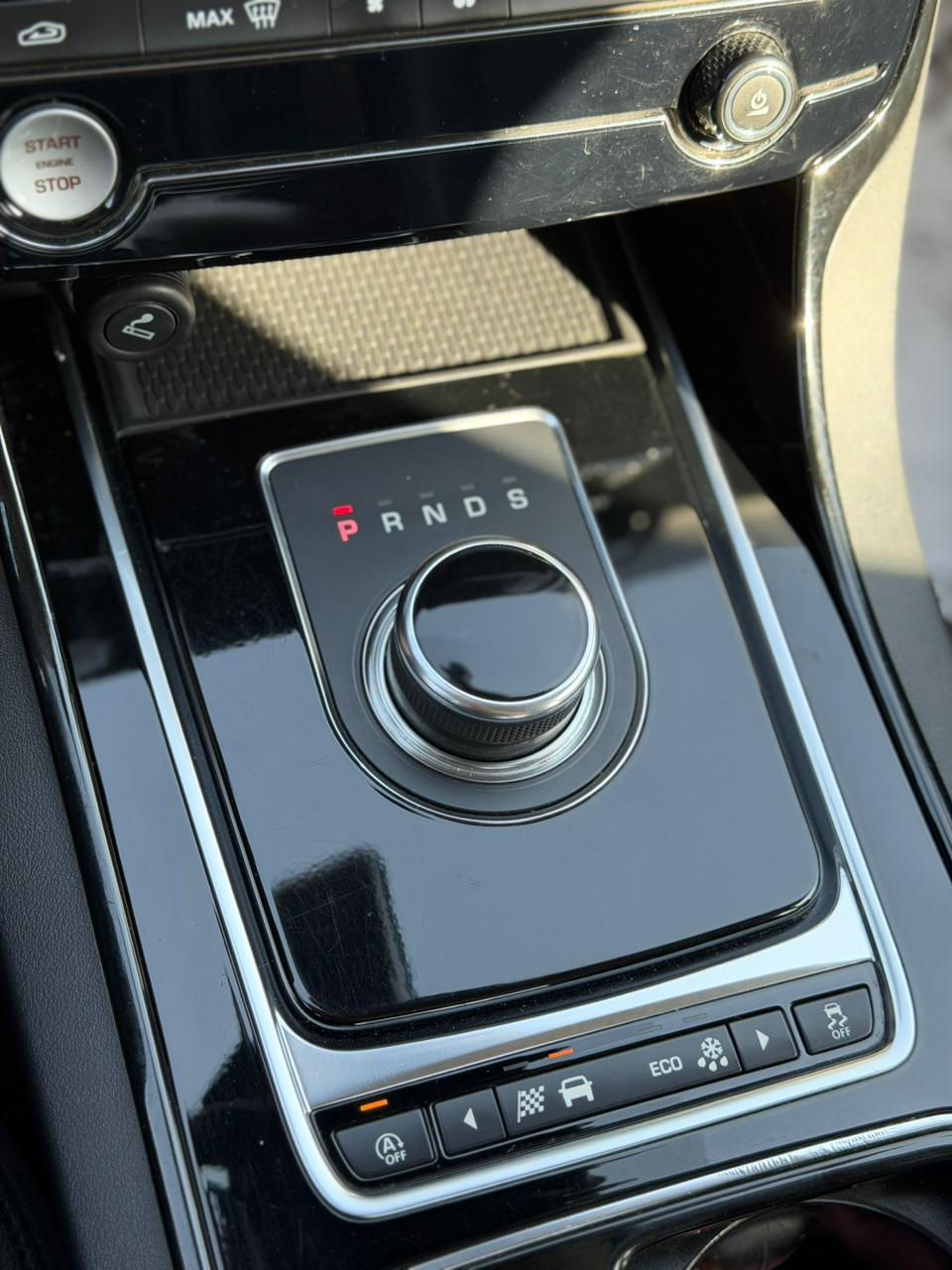 Miniatura: 2019 Jaguar XE 25T