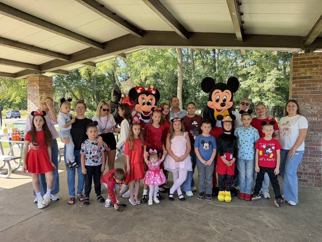 The whole party, kids and grown-ups, with Mouse Pal and Mouse Sweetheart