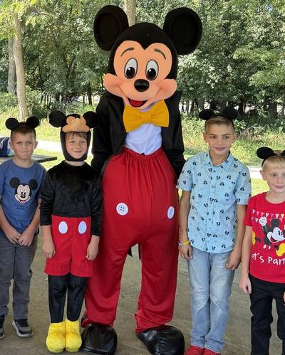 Mouse Pal with kids at a party
