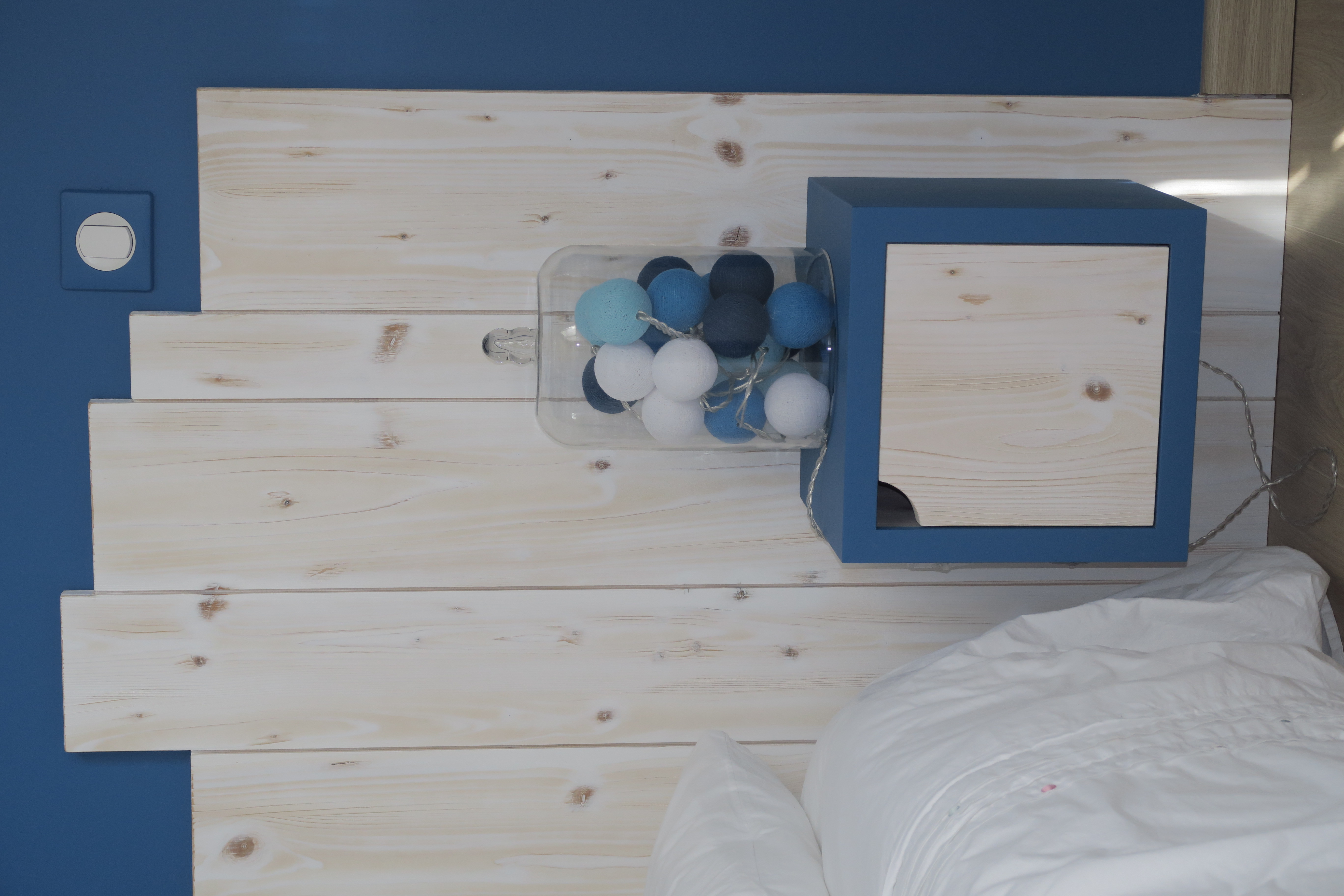 Esprit bord de mer bois et bleu chevet intégré dans la tête de lit