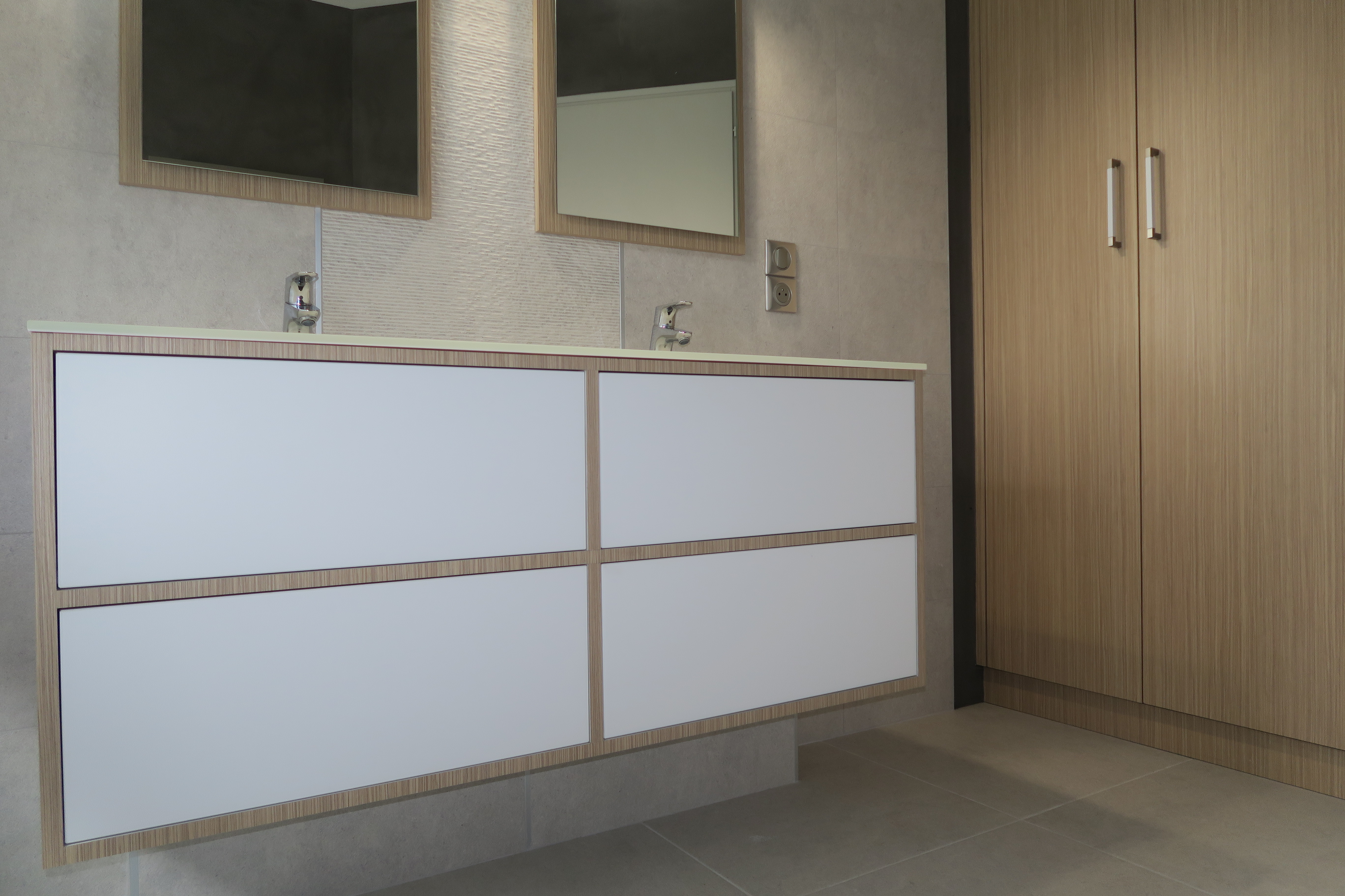 Meuble de salle de bain en verre