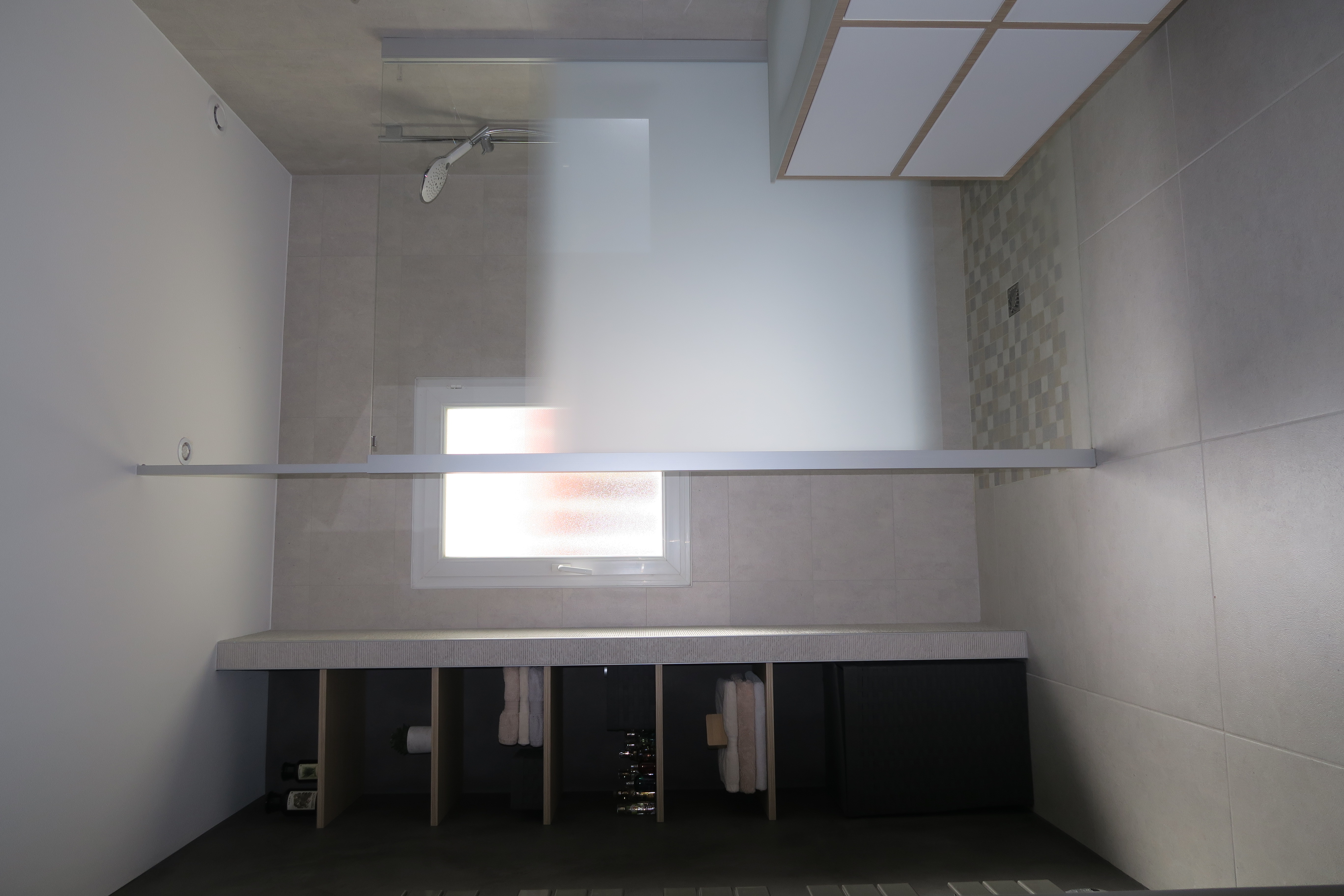 Salle de bain blanche, verre et bois