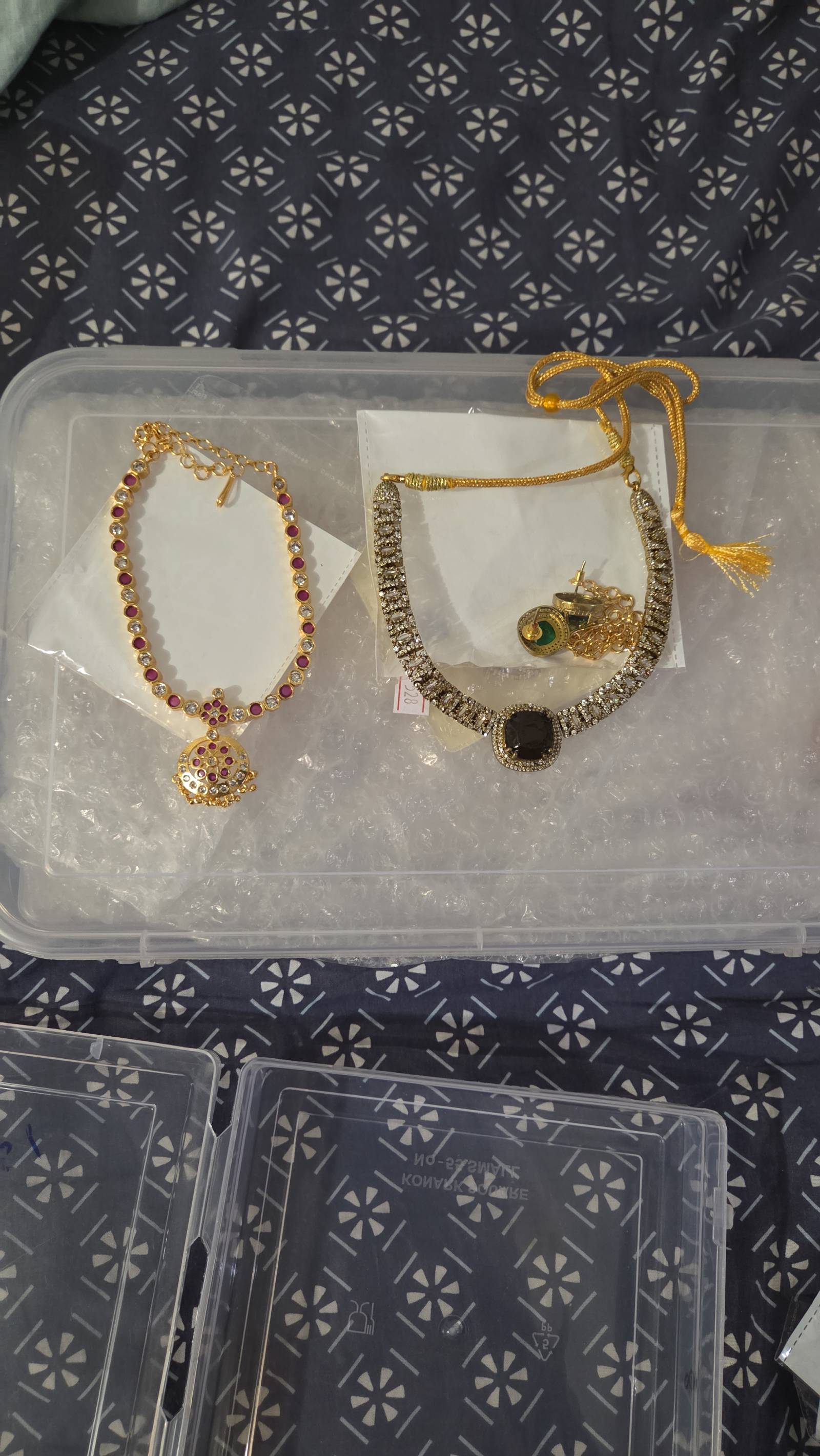 Parure de colliers traditionnels dorés et strass