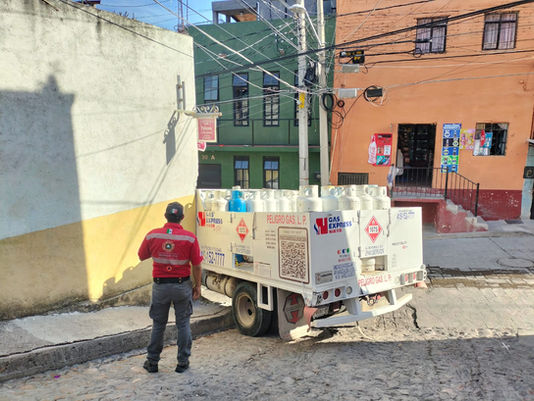 Tras un reporte al Sistema de Emergencias 9-1-1, el Centro de Operaciones C4 de la Secretaría de Seguridad Ciudadana (SSC) activó a cuerpos de atención, que acudieron a calle Paloma esquina con avenida de las Flores, en la colonia Allende, por la colisión de una camioneta repartidora de gas LP contra una vivienda.