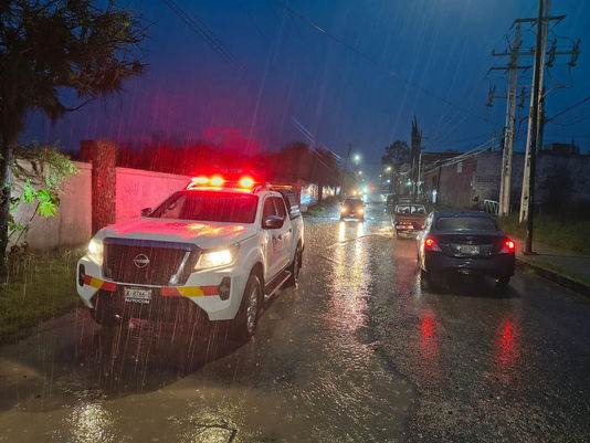 Ante las lluvias registradas este domingo, el presidente municipal Mauricio Trejo realizó recorridos de supervisión, de igual manera directores y equipos operativos de la Administración Municipal, permanecieron en las calles para atender a la población y prevenir riesgos.