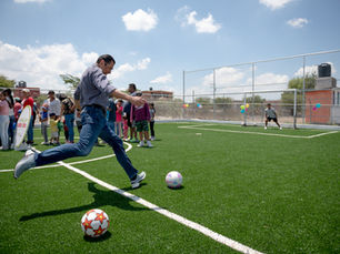 Impulsando el deporte como motor de convivencia y orgullo comunitario, el Gobierno Municipal lanzó la convocatoria del torneo de futbol “¡Gánate tu Cancha!”, una iniciativa que busca fortalecer el tejido social en colonias y comunidades, a través del juego limpio y el trabajo en equipo.