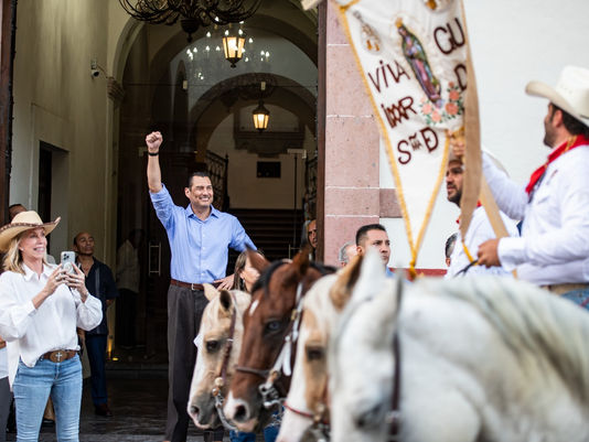 La tradición que recuerda la ruta vinculada con el inicio de la Independencia volvió a reunir generaciones en San Miguel de Allende, donde Mauricio Trejo reconoció a quienes durante cuatro décadas han mantenido viva esta memoria.