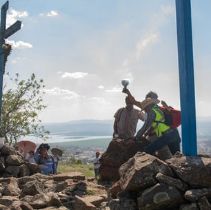 San Miguel de Allende volvió a refrendar la fuerza de sus tradiciones con la celebración de la tradicional “Bajada de la Santa Cruz”, una de las expresiones de fe y arraigo cultural más importantes para las familias sanmiguelenses, que cada año reúne a cientos de peregrinos, danzantes y vecinos de barrios y comunidades.