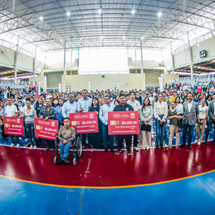 Para respaldar el esfuerzo de las y los estudiantes sanmiguelenses y aliviar la carga económica de sus familias, el Gobierno sanmiguelense entregó becas de excelencia a 330 jóvenes de secundaria, preparatoria y universidad.