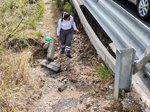 Derivado de una inspección realizada por personal de Protección Civil en el libramiento Manuel Zavala , por la zona conocida como El Caracol, se detectó una afectación en el borde del carril de bajada, a la altura del mirador, ocasionada por procesos de erosión asociados a la temporada de lluvias.