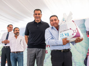 El Gobierno Municipal entregó 215 toneladas de fertilizante para reducir los costos de producción y fortalecer las cosechas de las comunidades rurales.
