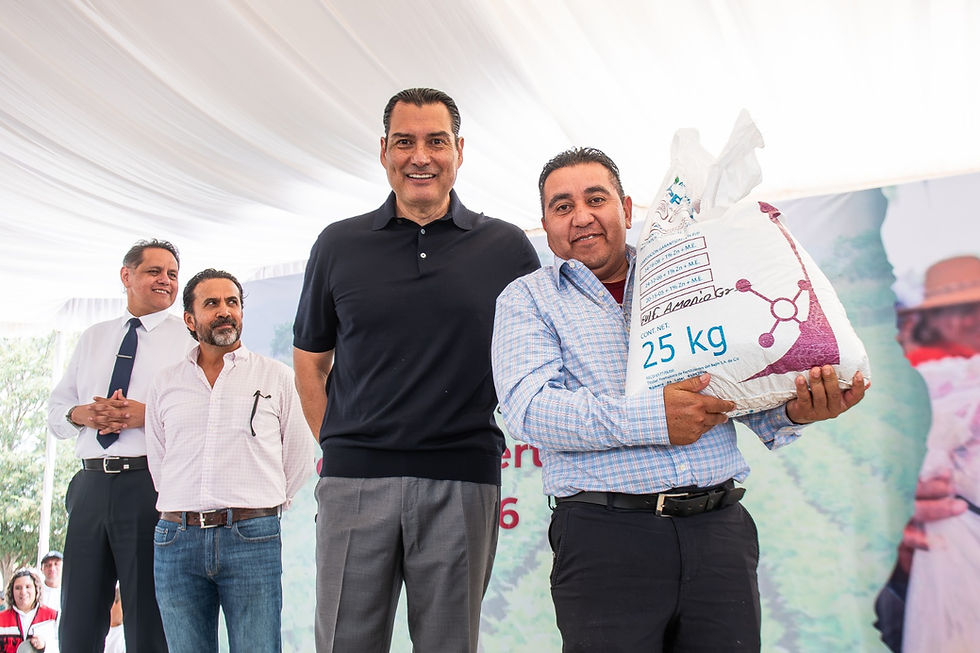 El Gobierno Municipal entregó 215 toneladas de fertilizante para reducir los costos de producción y fortalecer las cosechas de las comunidades rurales.