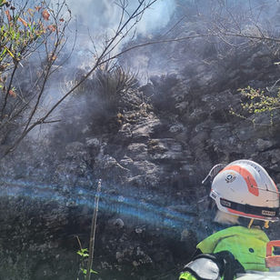 CONTINÚA ENFRIAMIENTO DE ZONAS CONSUMIDAS POR INCENDIO EN ZONA DE ALCOCER