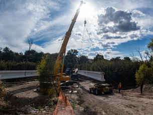 El llamado "Puente San Miguelito" sigue avanzando con la obra que lleva a cabo el Gobierno Municipal que encabeza el presidente Mauricio Trejo y que conectará próximamente a varias comunidades del norponiente de San Miguel de Allende.