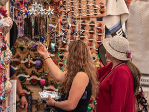 San Miguel de Allende fortalece uno de sus sectores más representativos: el artesanal. A través de capacitación, promoción y espacios de comercialización, el Gobierno Municipal ha impulsado el desarrollo de más de 200 artesanos locales, consolidando una política que impacta directamente en la economía de las familias sanmiguelenses.