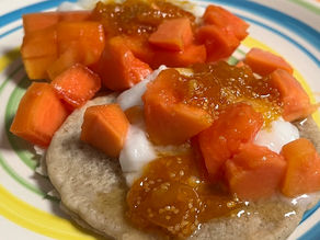 Crepas rústicas de avena sin gluten servidas con yogur vegetal, papaya fresca y mermelada, ejemplo de desayuno sin gluten a base de alimentos de origen vegetal.