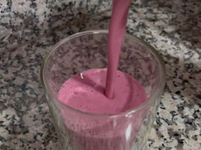 Batido de moras servido en un vaso de vidrio doble, con textura cremosa y color violeta intenso, fuente de antioxidantes, proteína vegetal y omega-3.