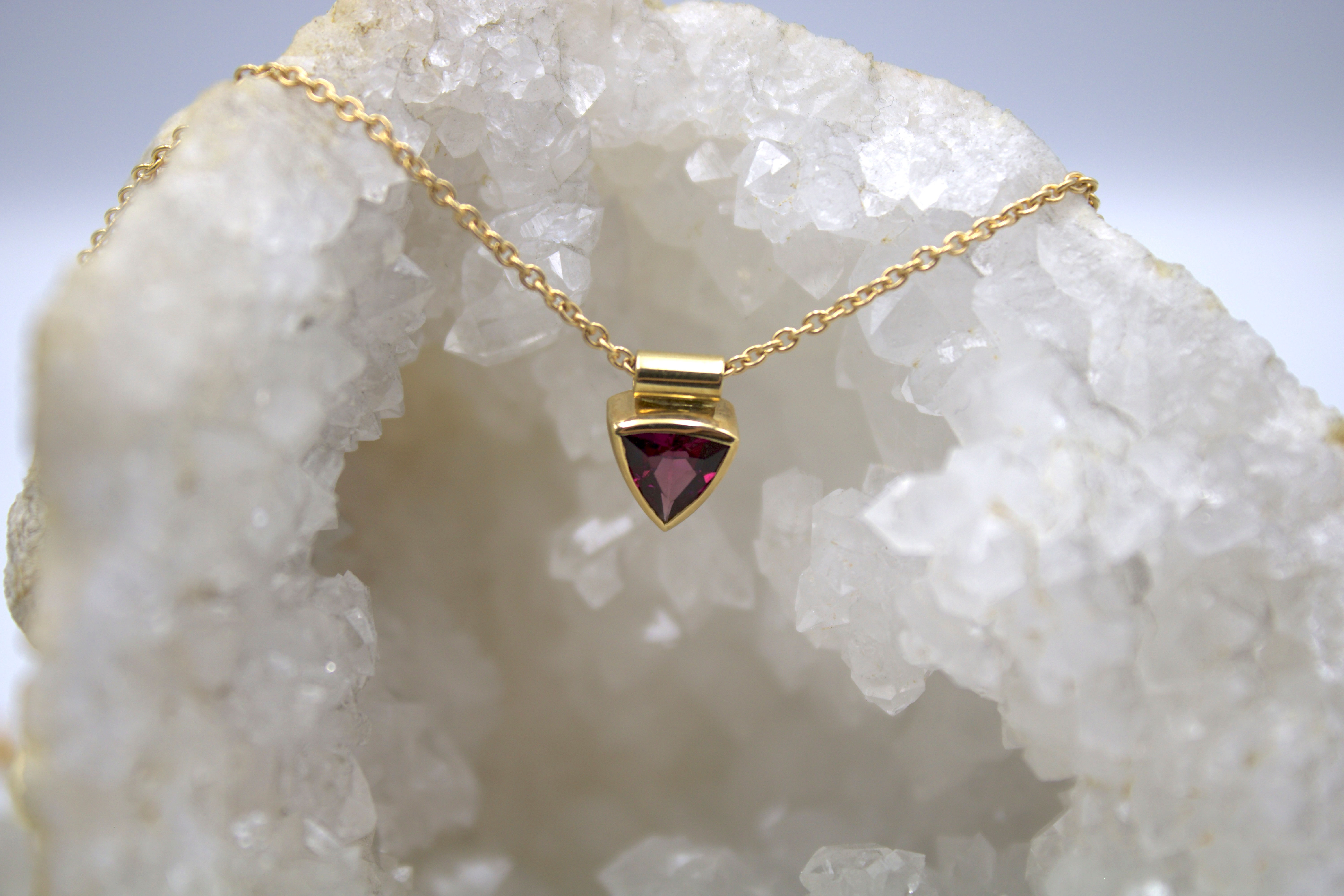 Collier or jaune et grenat rhodolite