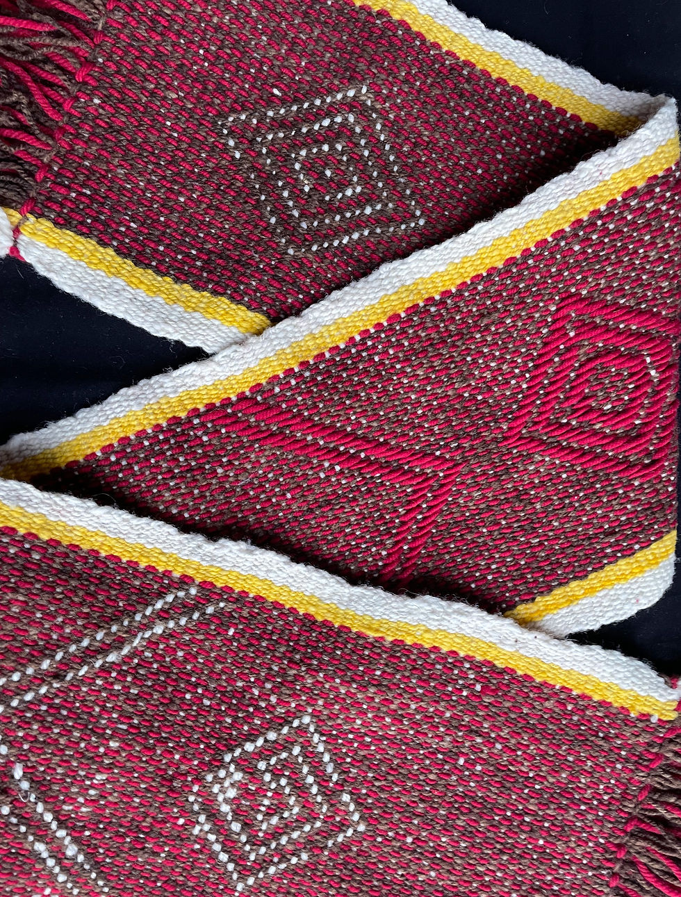 Miniatura: Caminito de Mesa Mapuche (Rojo, Amarillo, Blanco)