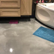 Sol en résine époxy effet béton pour aménagement intérieur