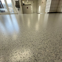 Revêtement de sol en résine flake finition mate et lisse