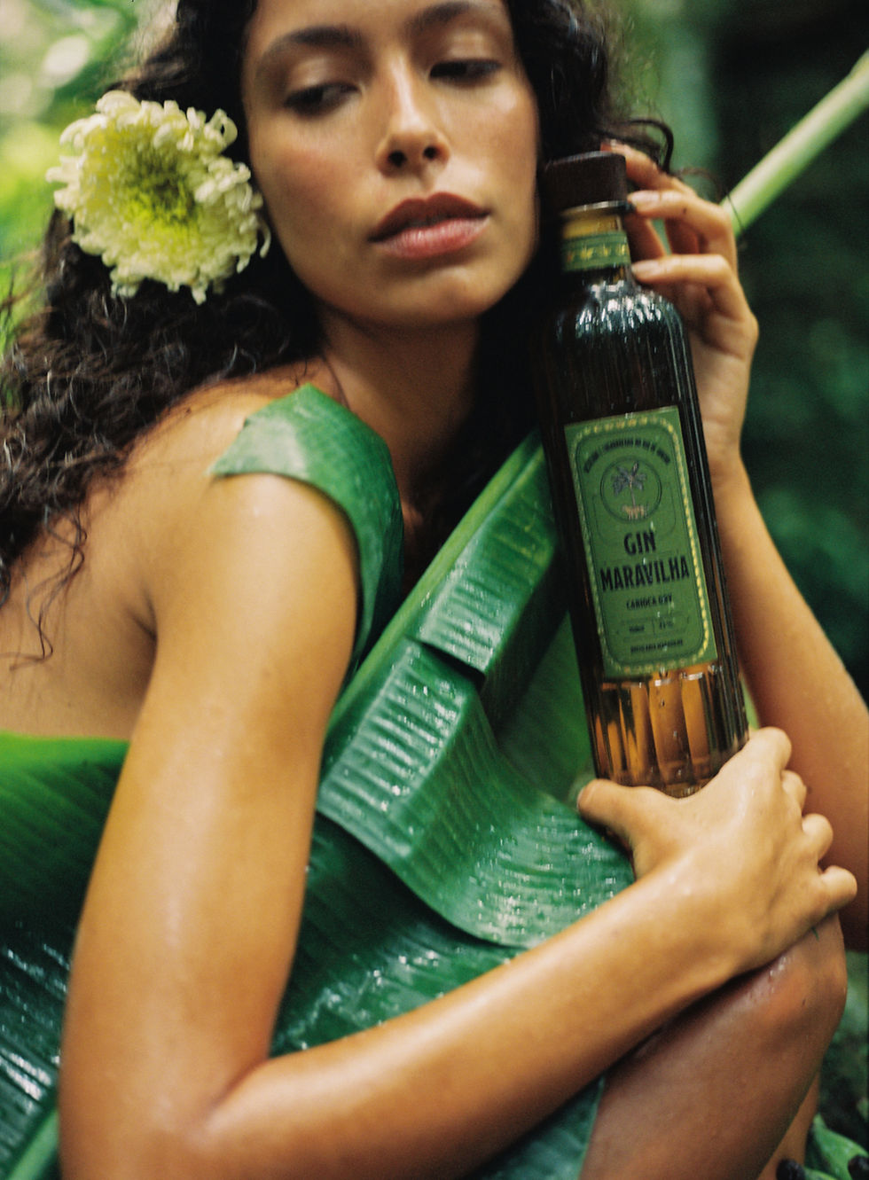 Modelo segurando uma garrafa de Gin Maravilha
