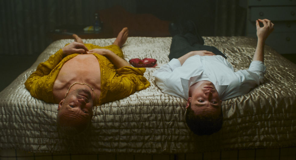 Caolán O’Gorman et Andrew Howard dans Truly Naked.