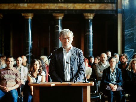 Tansu Biçer dans Yellow Letters.